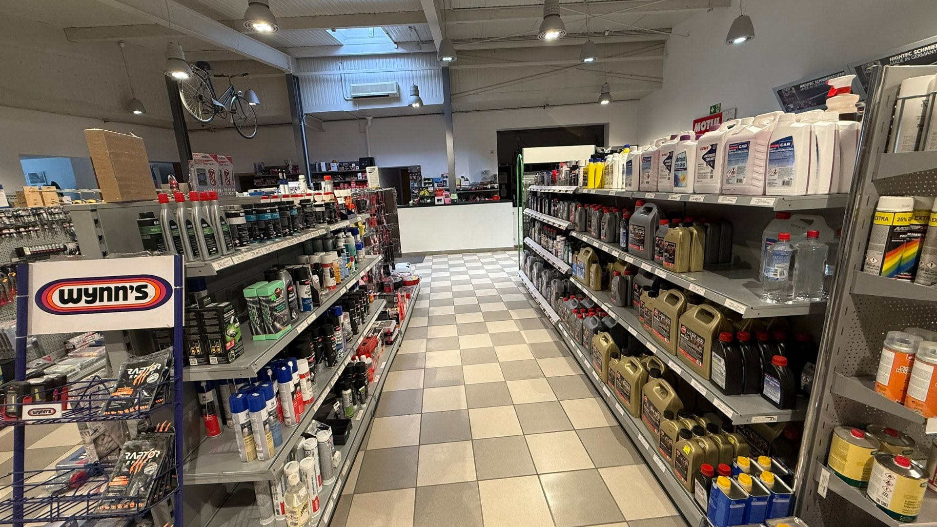 Verkaufsraum mit Pflegemitteln, Wynn's Zusätzen und Motorenölen