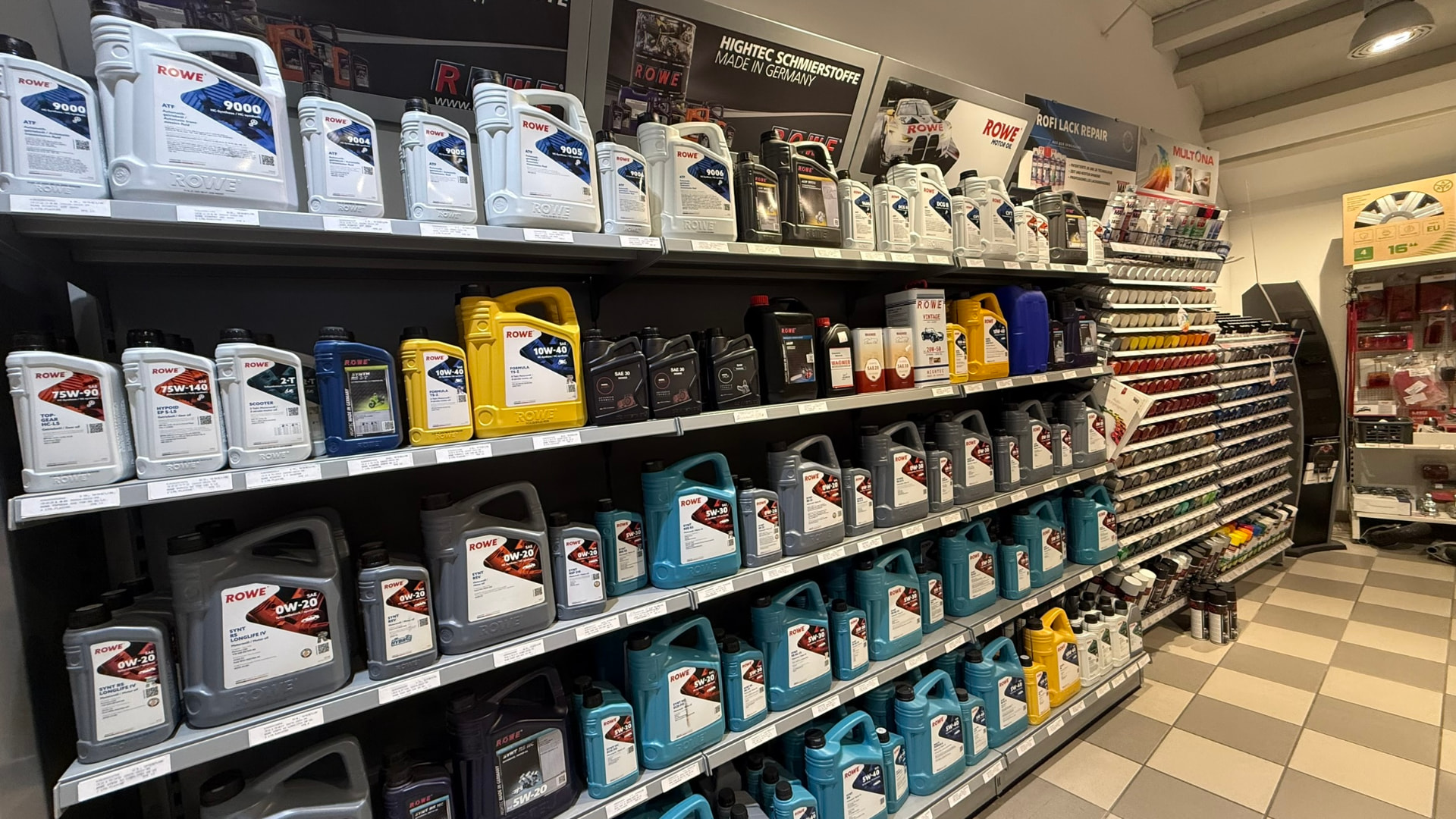 Regalwand mit Motorenölen und Schmierstoffen im Laden