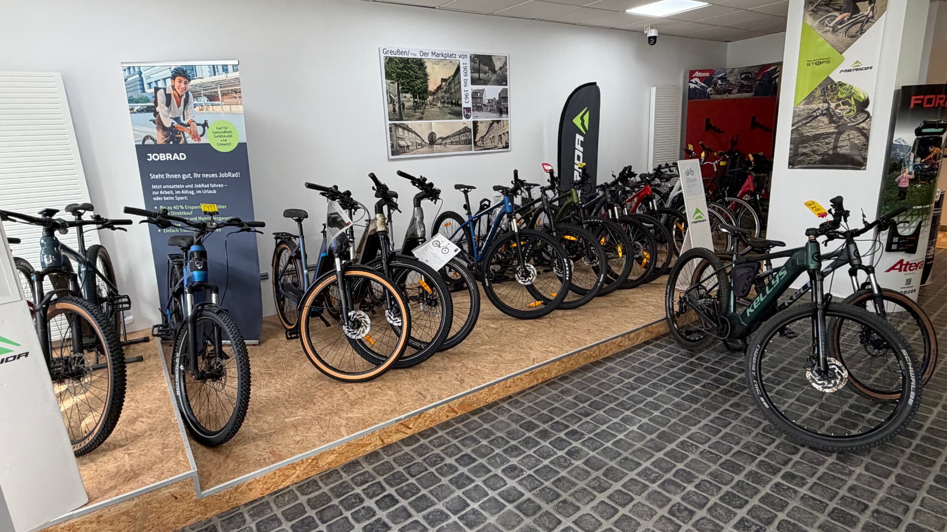 Fahrrad-Ausstellung mit eBikes und Mountainbikes im Laden