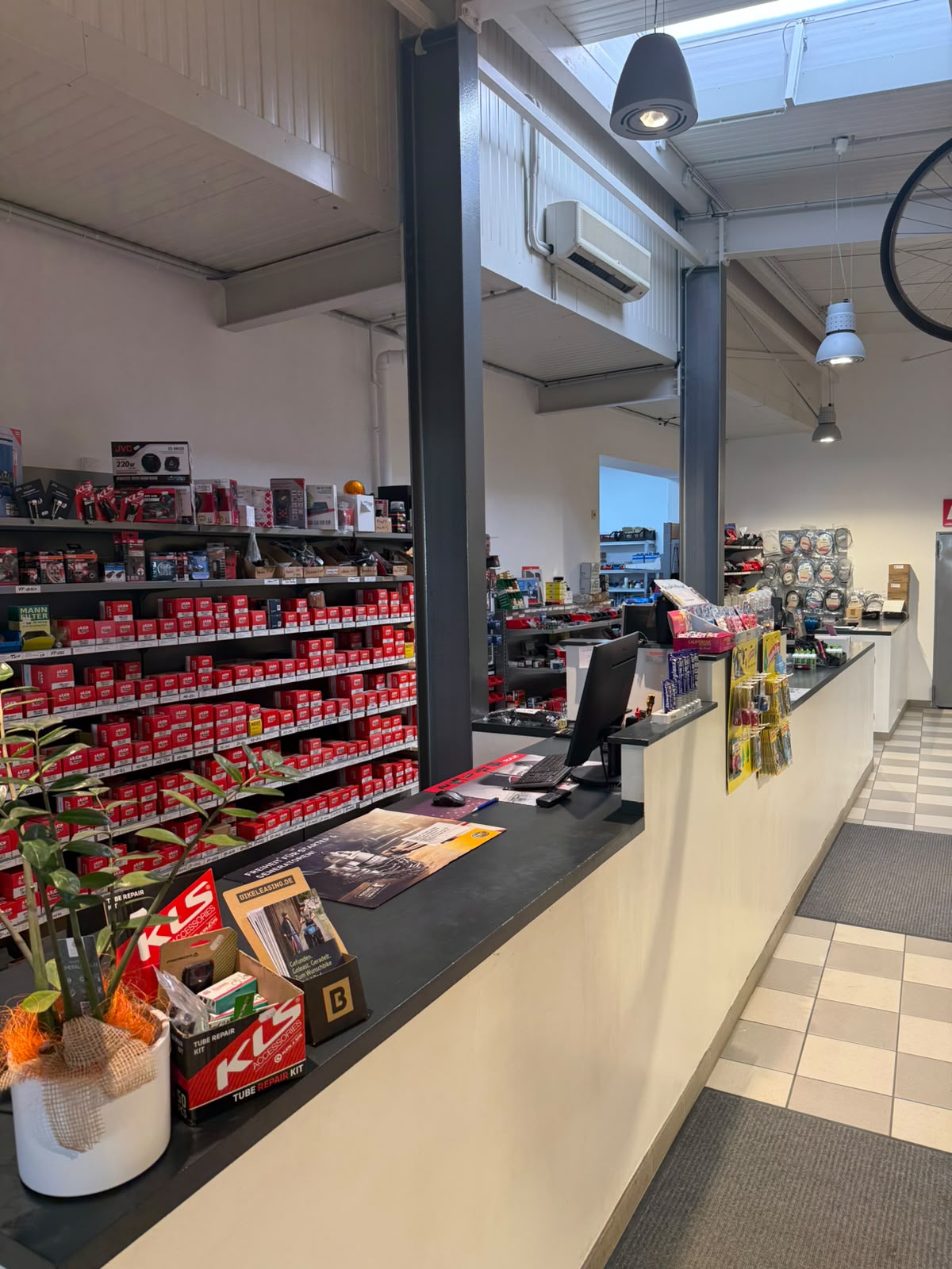 Verkaufstresen mit KLS Zubehör und Blick in den Laden