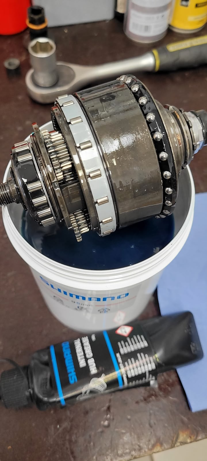Nabenschaltung wird mit Shimano internem Nabenfett neu befüllt