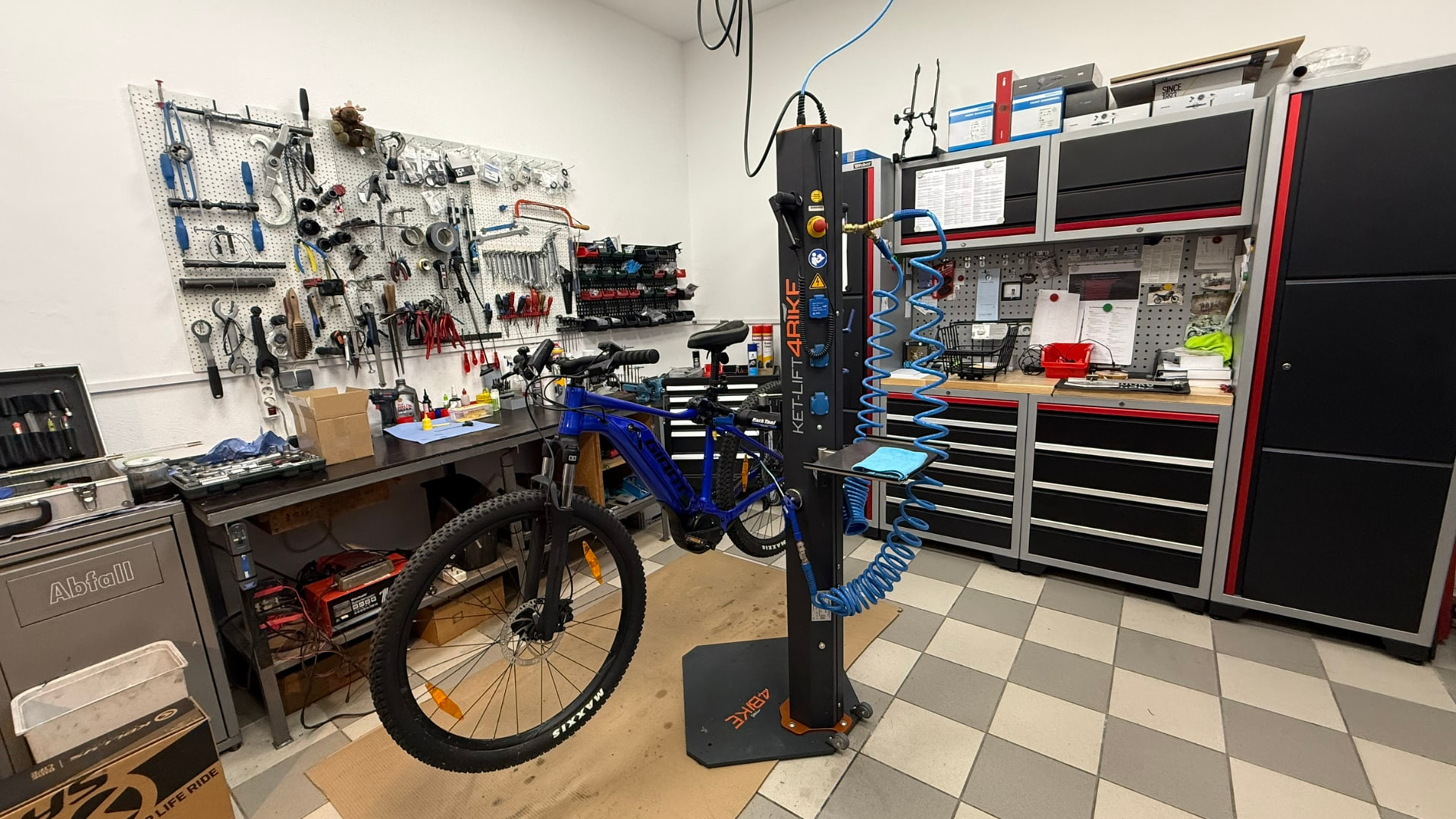 Werkstatt mit Kettilift 4BiKE, Werkzeugwand und Werkstattwagen