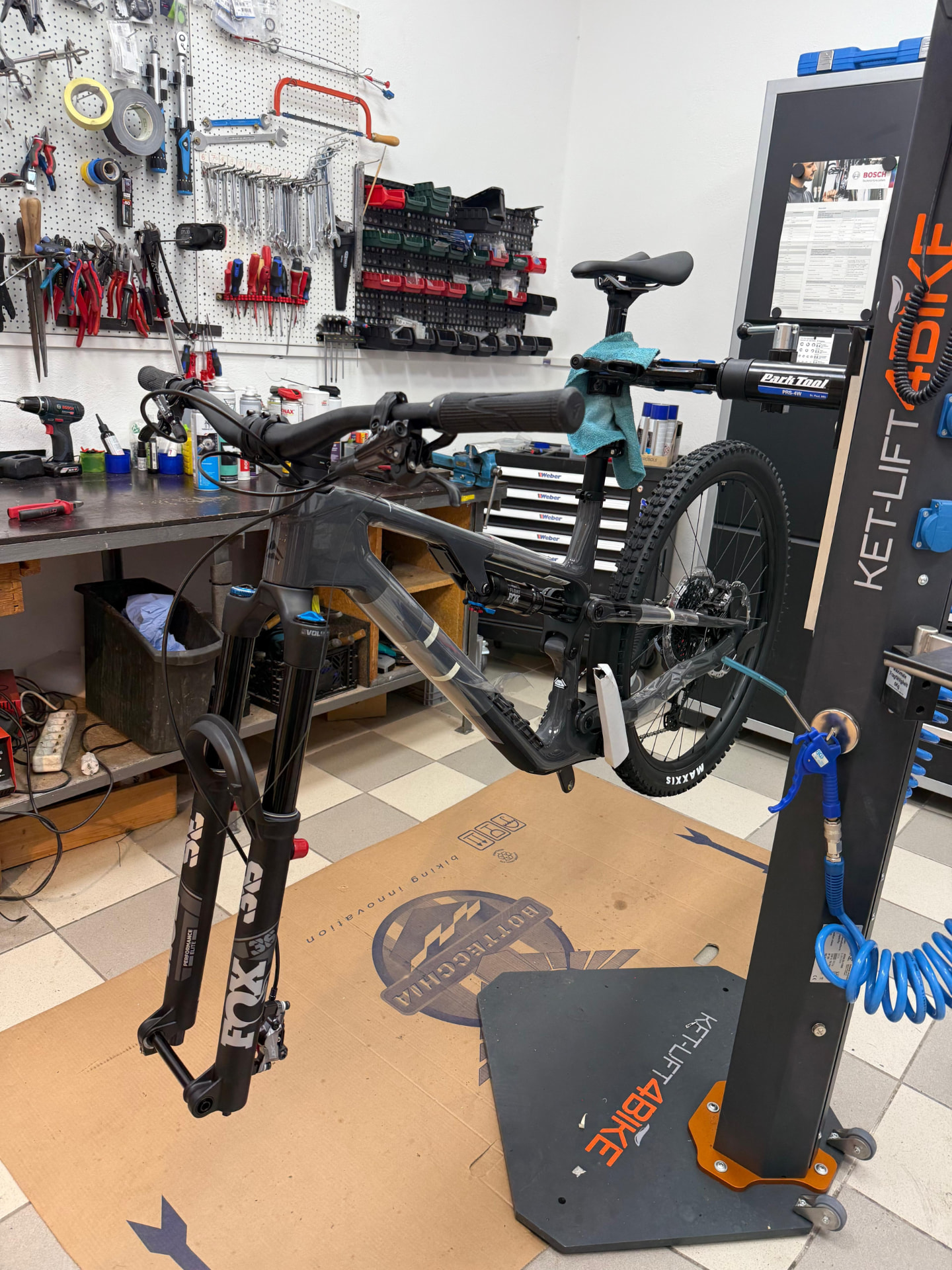 Fully auf dem Kettilift 4BiKE in der Werkstatt